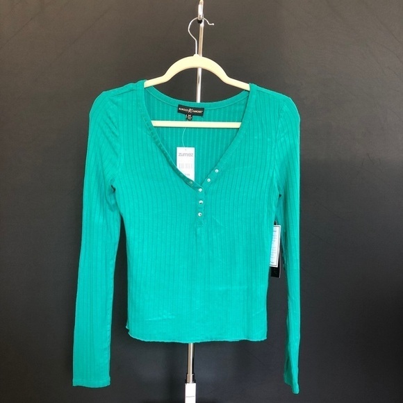 New Green V-Neck Long Sleeve w/Top Buttons - Picture 1 of 1